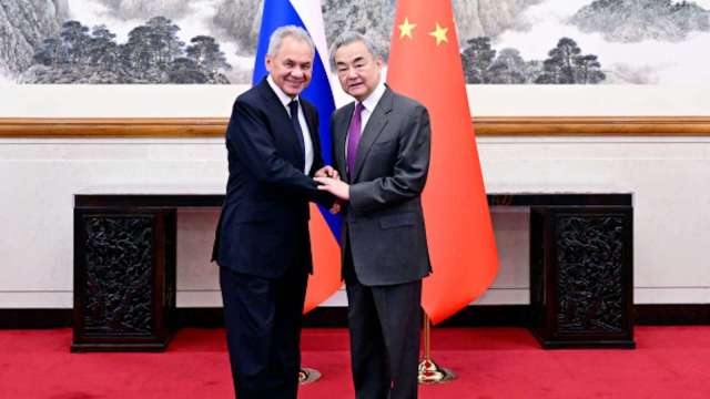 中共中央政治局委員王毅會見俄羅斯聯邦安全會議秘書紹伊古。(圖:中國外交部)