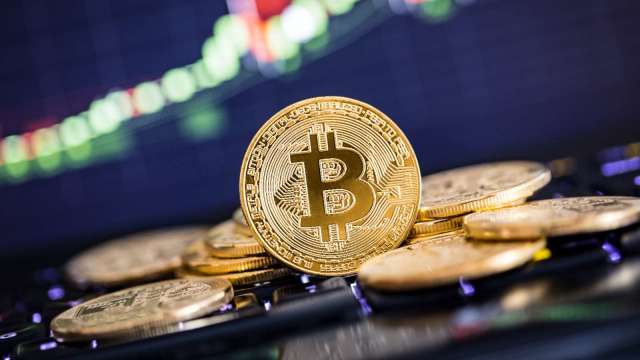 比特幣崩跌至7.5萬美元 地緣政治與強制平倉引發市場恐慌(圖:shutterstock)