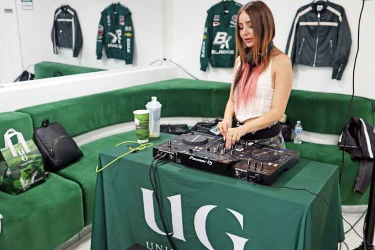 UG聖蓋博門市請來DJ進行12小時表演，給消費者驚喜體驗。(圖：聯發國際提供)