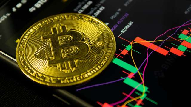 比特幣暴跌引爆加密市場血洗！「1011 事件」責任之爭延燒、幣安成眾矢之的。（圖：Shutterstock）