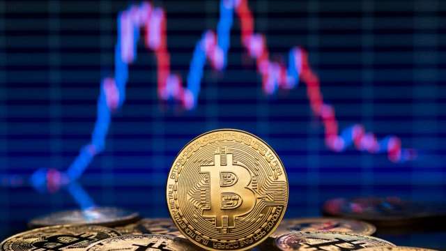 比特幣一度跌破7.2萬大關！專家：市場面臨信仰危機 若失守恐回測6.8萬美元(圖:shutterstock)