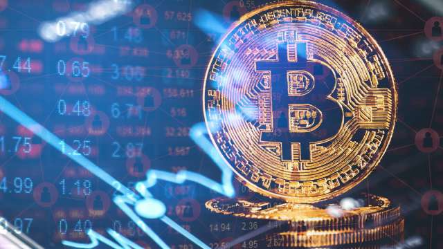 比特幣跌破6.4萬關卡 多個「神話」接連幻滅 (圖：shutterstock)