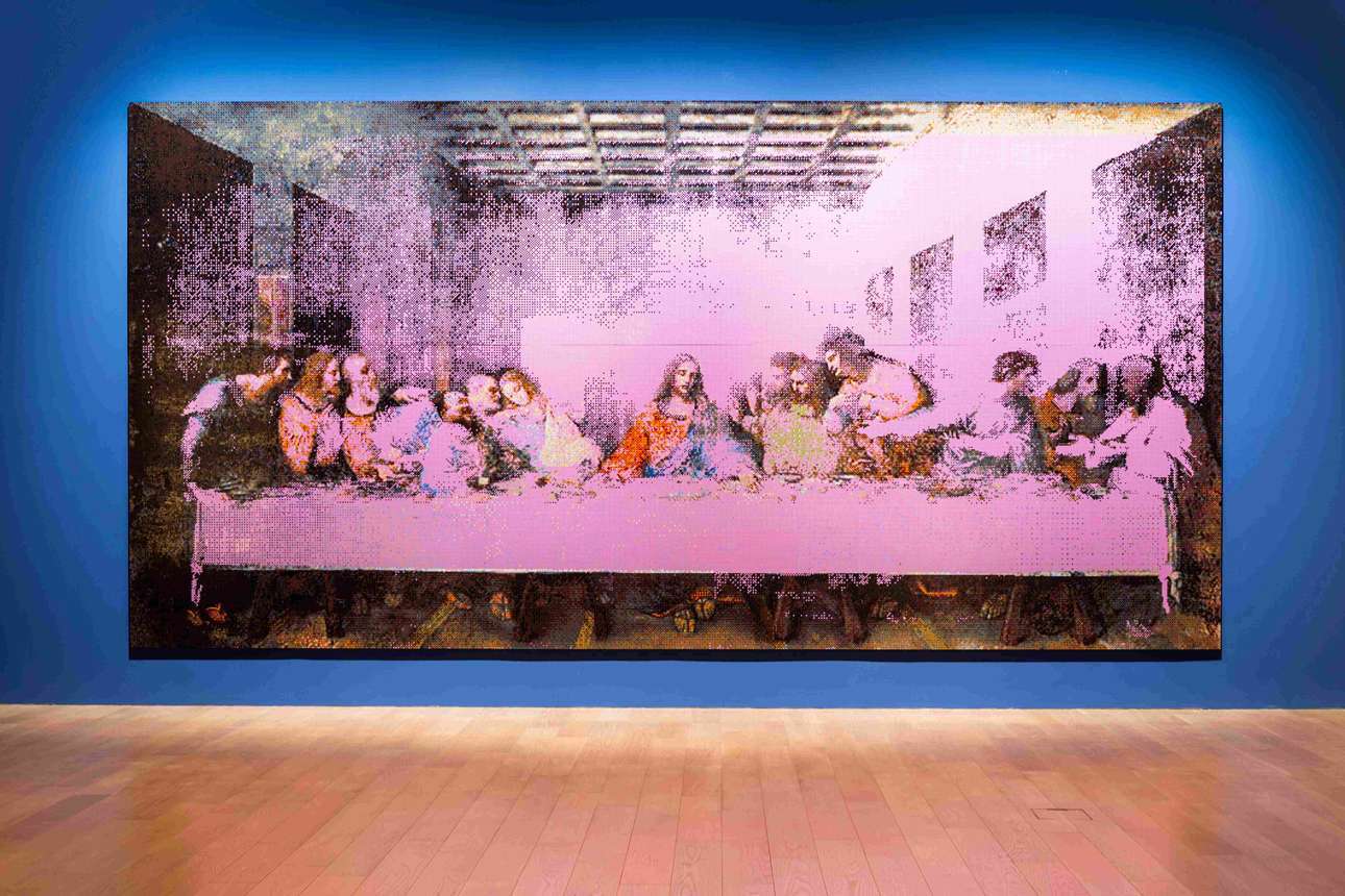 「共鳴」艾未未運用 37 萬個樂高積木打造近 7 米寬的《最後的晚餐（粉紅）》（The Last Supper in Pink）。