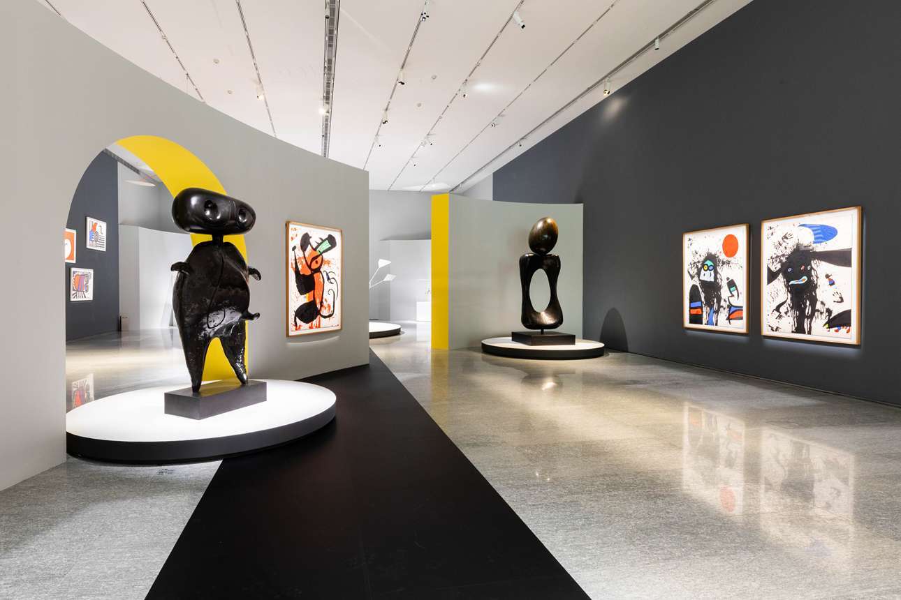 「步入永恆：賈科梅蒂、米羅、考爾德」展，米羅多元媒材創作成亮點。