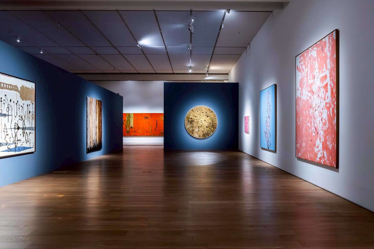 「共鳴」即日起展出至 4 月 20 日，匯聚16位重要當代藝術家，透過豐富的現當代作品，引領觀眾分別看見內心的光。