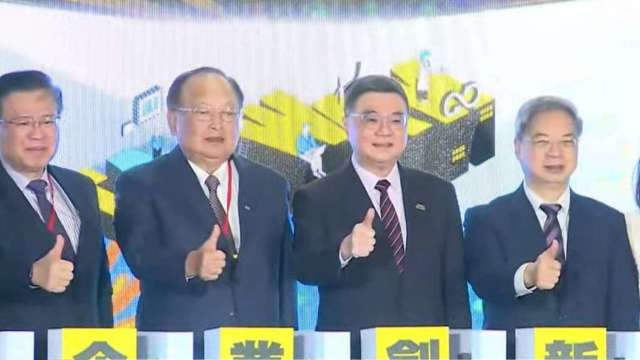 170萬「頭家」撐80%就業人口！龔明鑫（右1）：從輔導到關懷 1年「把脈」20萬家中小微。（直播截圖）