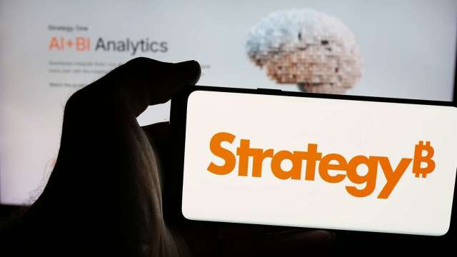 隨著比特幣暴跌至6萬美元 Strategy面臨巨額虧損與「死亡螺旋」擔憂(圖:shutterstock)