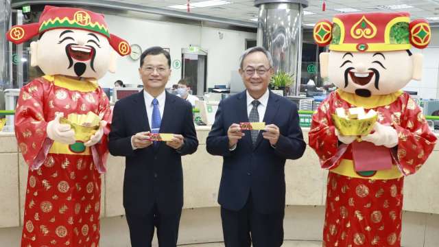 ：土地銀行董事長何英明（左二）與總經理張志堅（右二）偕同財神爺至營業單位發放象徵馬年開運發財金巧克力。(圖:土銀提供)