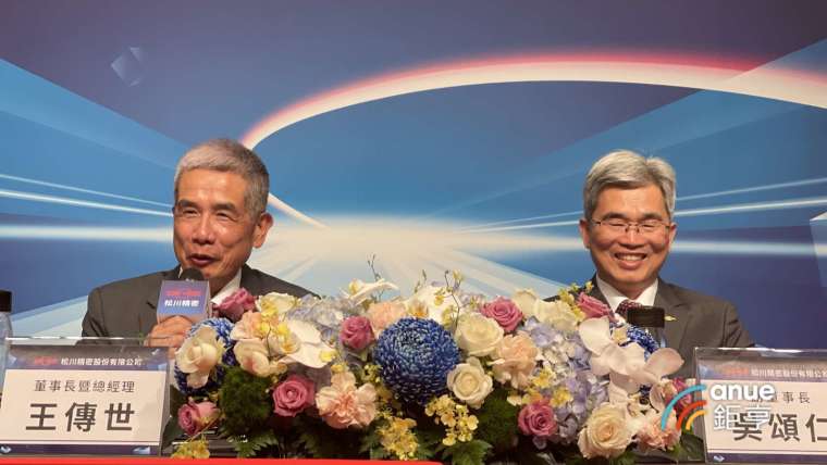 松川精密總經理吳頌仁(右)推崇稻盛和夫《生存之道》一書。(鉅亨網記者張欽發攝)