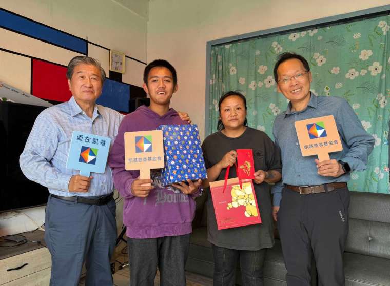 圖說：凱基慈善基金會執行長曾錦隆(左一)親訪弱勢家庭致贈寒冬送暖慰問金，祝福馬年幸福平安。