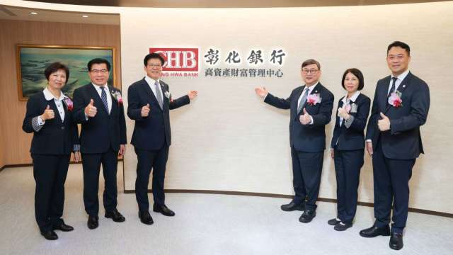 彰銀於亞資中心高雄專區設置「高資產財富管理中心」由董事長胡光華(左3)、總經理簡志光(右3)及副總經理鍾季敏(左2)等共同揭牌。（圖:彰銀提供）