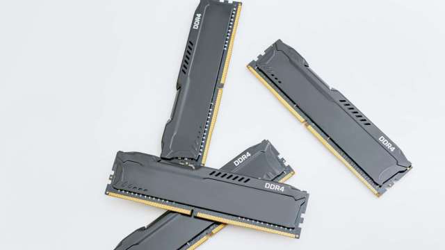 記憶體飆漲600%！消費性電子股暴跌 記憶體廠股價翻倍 專家：產業鏈撕裂情形恐持續惡化(圖:shutterstock)