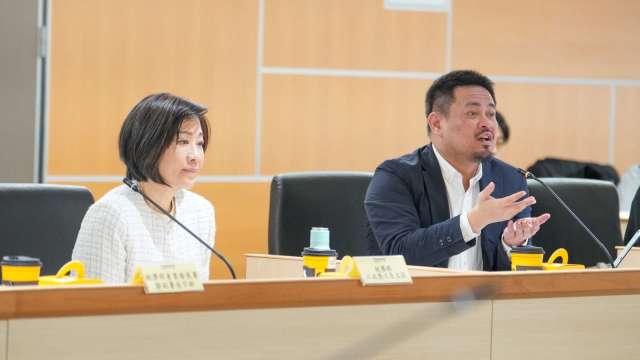 勞動部長洪申翰（右）與經濟部次長江文若出席六大汽車工會座談會。(圖：勞動部提供)