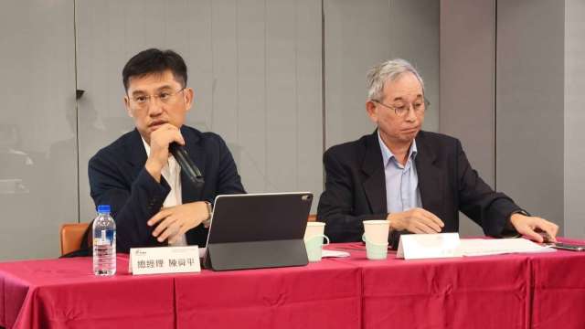 穩懋總經理陳舜平(左)。(鉅亨網記者黃皓宸攝)