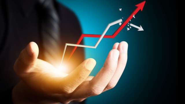 鴻海、廣達、英業達等三家台廠伺服器大廠在2026–2028年EPS情境推估模型  (圖:shutterstock)