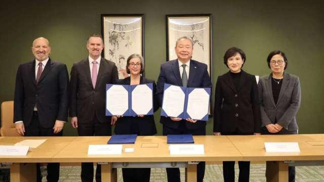 台美雙方於美東時間2月12日簽署台美對等貿易協定後合影。(圖：翻攝賴清德臉書)