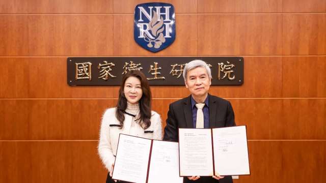 左起為金屬中心董事長劉嘉茹及國衛院院長司徒惠康。(圖：金屬中心提供)