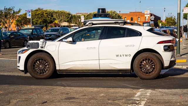 自動駕駛還是要靠人？Waymo聯手DoorDash解決「未關車門」難題 (圖:Shutterstock)