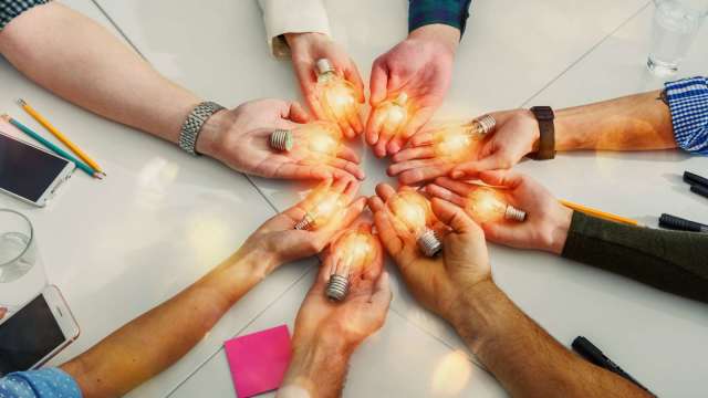 鉅亨雙週報》AI股震盪、利率預期翻轉與日英政治巨浪  (圖:shutterstock)