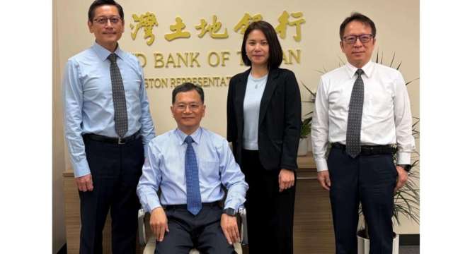 土地銀行董事長何英明(左2)率領高階主管團隊前往休士頓。(圖:土銀提供)