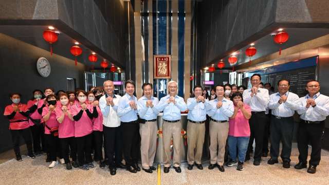 中鋼經營團隊農曆春節前夕拜年 董座期許新年「一馬當先創佳績」。(圖:中鋼提供)