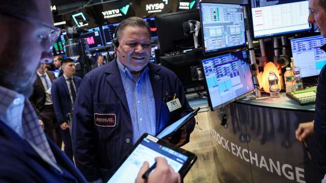 〈美股早盤〉通膨溫和支撐降息預期 主要指數卻小幅走跌(圖：REUTERS/TPG)