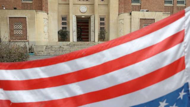 前美國駐德黑蘭大使館前一面倒掛的美國國旗(圖：Reuters/TPG)