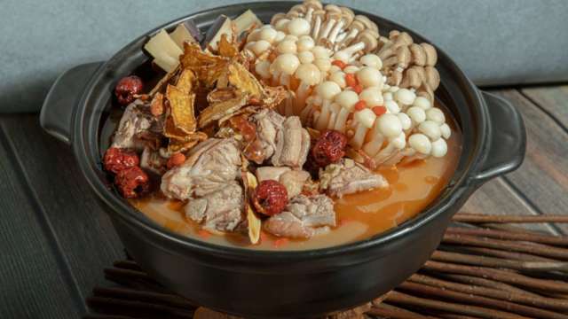 2025年《麻油料理擂台競賽》金獎作品-家宴中餐廳「老火甘蔗頭麻油雞」。（圖：凱達大飯店官網）