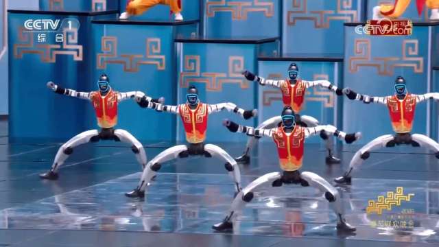 中國人形機器人震撼春晚！英媒齊驚呼「智慧革命來了」。(圖：央視截圖)