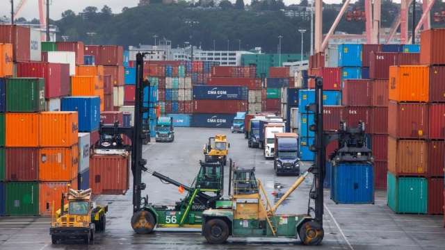 美國去年貿易赤字衝上9015億美元 逼近1960年來高點。(圖:shutterstock)