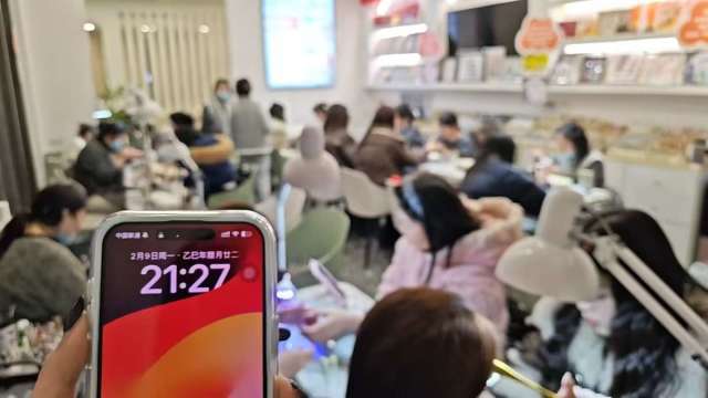 電話接不完，美甲師加班到凌晨三點。（圖：第一財經）