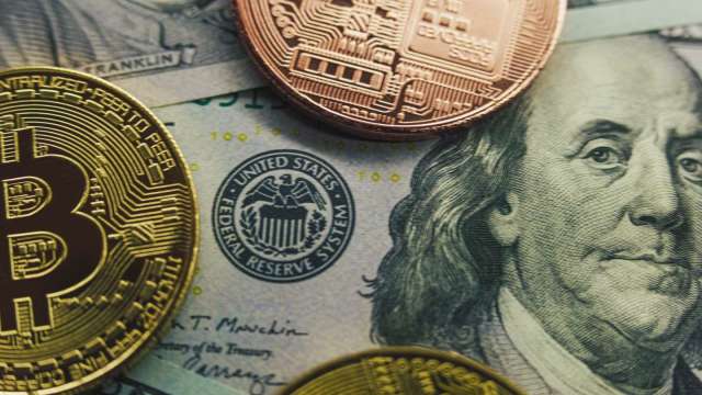 價格自高點腰斬 避險基金加速逃離比特幣現貨ETF(圖:shutterstock)