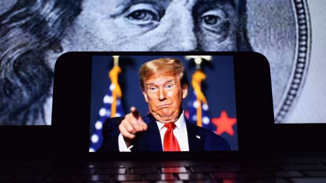 反擊最高法院裁決!川普擬動用232條款 對電池、電信等六大產業課徵國安關稅 (圖:Shutterstock)