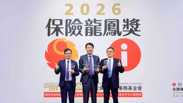富邦金控、富邦人壽、富邦產險於《現代保險雜誌》「2026保險龍鳳獎」15度蟬聯四項特優。(圖：富邦金控提供)