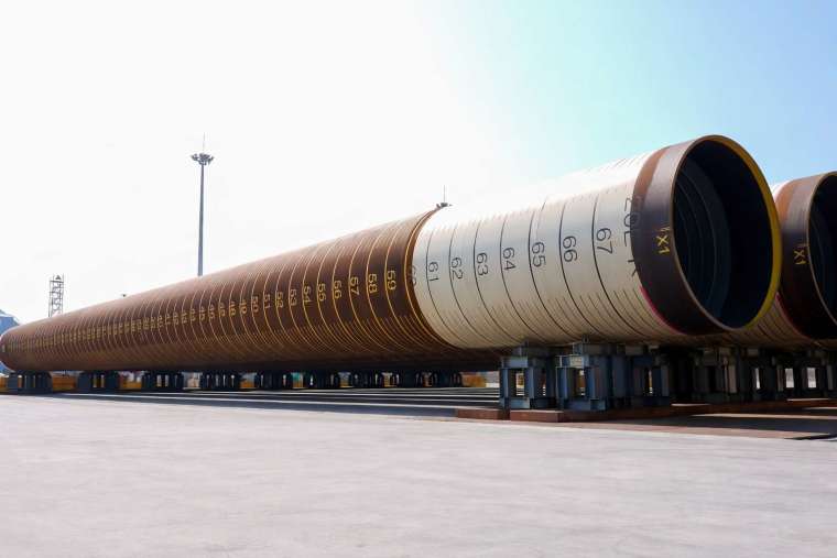 渢妙風場水下基樁排列於碼頭預備吊裝上船.