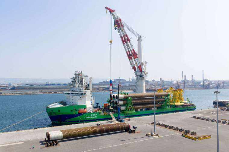 環海翡翠輪進行基樁吊裝作業