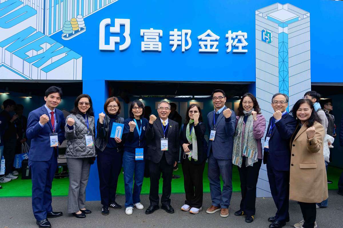 臺大校長陳文章(左五)蒞臨富邦攤位。