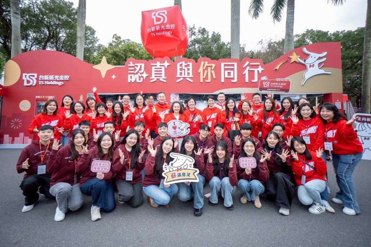 台新新光金控今(7)日參與臺灣大學校園徵才博覽會，銀行總經理林淑真（中）率隊與學生互動。