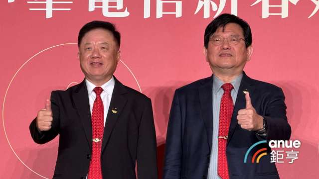 中華電信董事長簡志誠(左)、總經理林榮賜(右)。(鉅亨網記者劉玟妤攝)