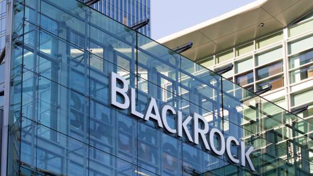 黃仁勳說對了！AI基建電工缺很大 貝萊德繼微軟谷歌後斥資1億美元培訓技工 (圖:shutterstock)