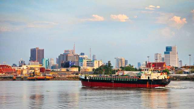 伊朗最高領袖稱荷姆茲海峽應繼續關閉！中東航運危機加劇 更多船隻在波斯灣遇襲(圖:shutterstock)