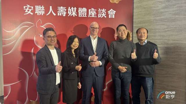 台灣安聯人壽總經理羅偉睿(中)率經營團隊亮相。(鉅亨網記者陳于晴攝)