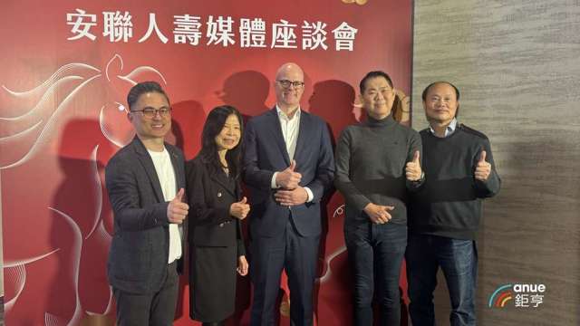 台灣安聯人壽總經理羅偉睿(中)率經營團隊亮相。(鉅亨網記者陳于晴 攝)