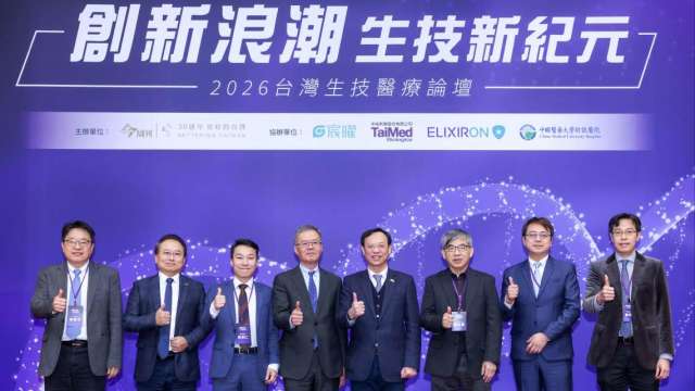 左起今周刊顧問林宏文 安立璽榮醫藥創辦人陳泓愷、宸曜國際醫療體系創辦人陳湧仁 國衛院名譽研究員蔡世峯 中裕新藥執行長張金明 中醫大附設醫院副院長郭錦輯。(圖:今週刊)