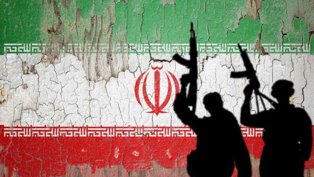 伊朗發動「真實承諾-4」第54輪行動，首次出動「泥石」彈道飛彈。（圖：Shutterstock）