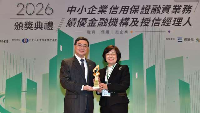 合庫銀行中小企業融資業務榮獲七獎座肯定，由行政院長卓榮泰(左)頒發獎座予合庫銀行總經理王淑芳(右)。 (圖：合庫提供)