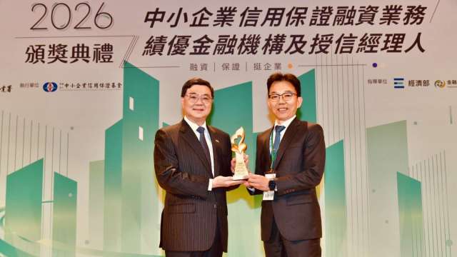 臺灣企銀獲信保基金5大獎,由行政院長卓榮泰(左)頒獎予臺灣企銀總經理李國忠(右)。(圖:臺企銀提供)