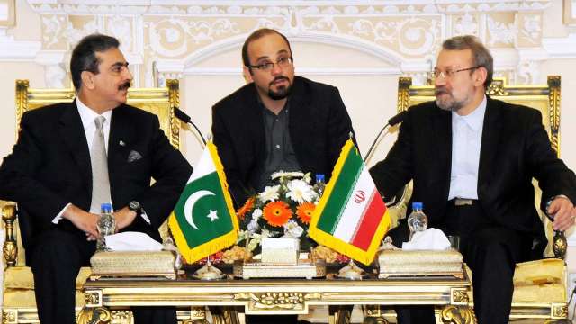 以軍周二(17日)空襲德黑蘭擊殺拉里賈尼(右)。(圖:shutterstock)