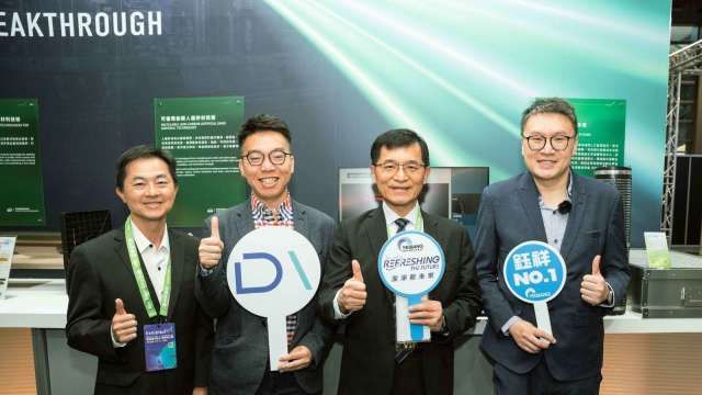 圖說： 經濟部何晉滄政務次長(右二)親臨 2026 智慧城市展鈺祥攤位，聽取鈺祥企業董事長暨總經理莊士杰(右一)解說CaaS濾網訂閱制服務，肯定其對產業淨零轉型的貢獻。