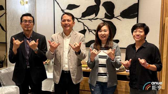 六角經營團隊，左2為董事長王耀輝，右2為執行副總王麗玉。(鉅亨網記者王莞甯攝)